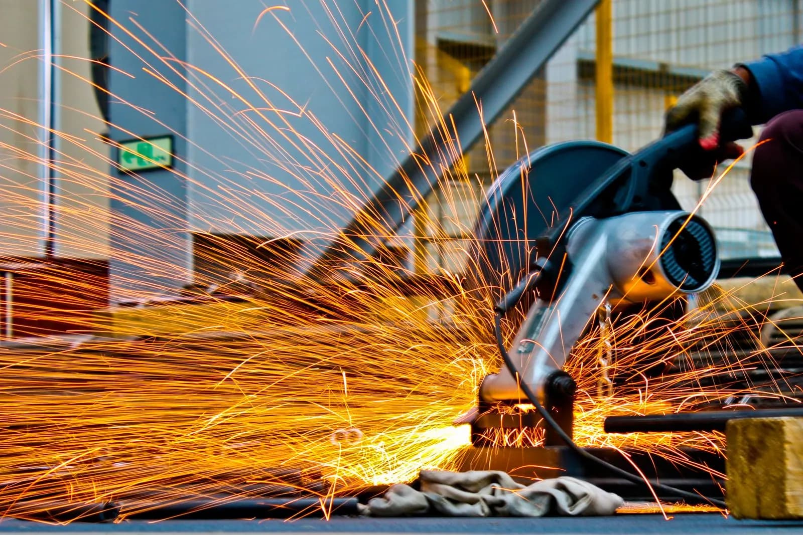 Metallbearbeitung während einer Montage