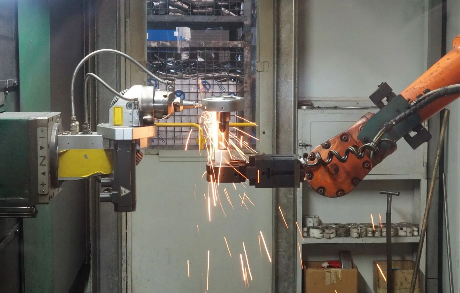 Schweißroboter in einer großen Fertigungszelle