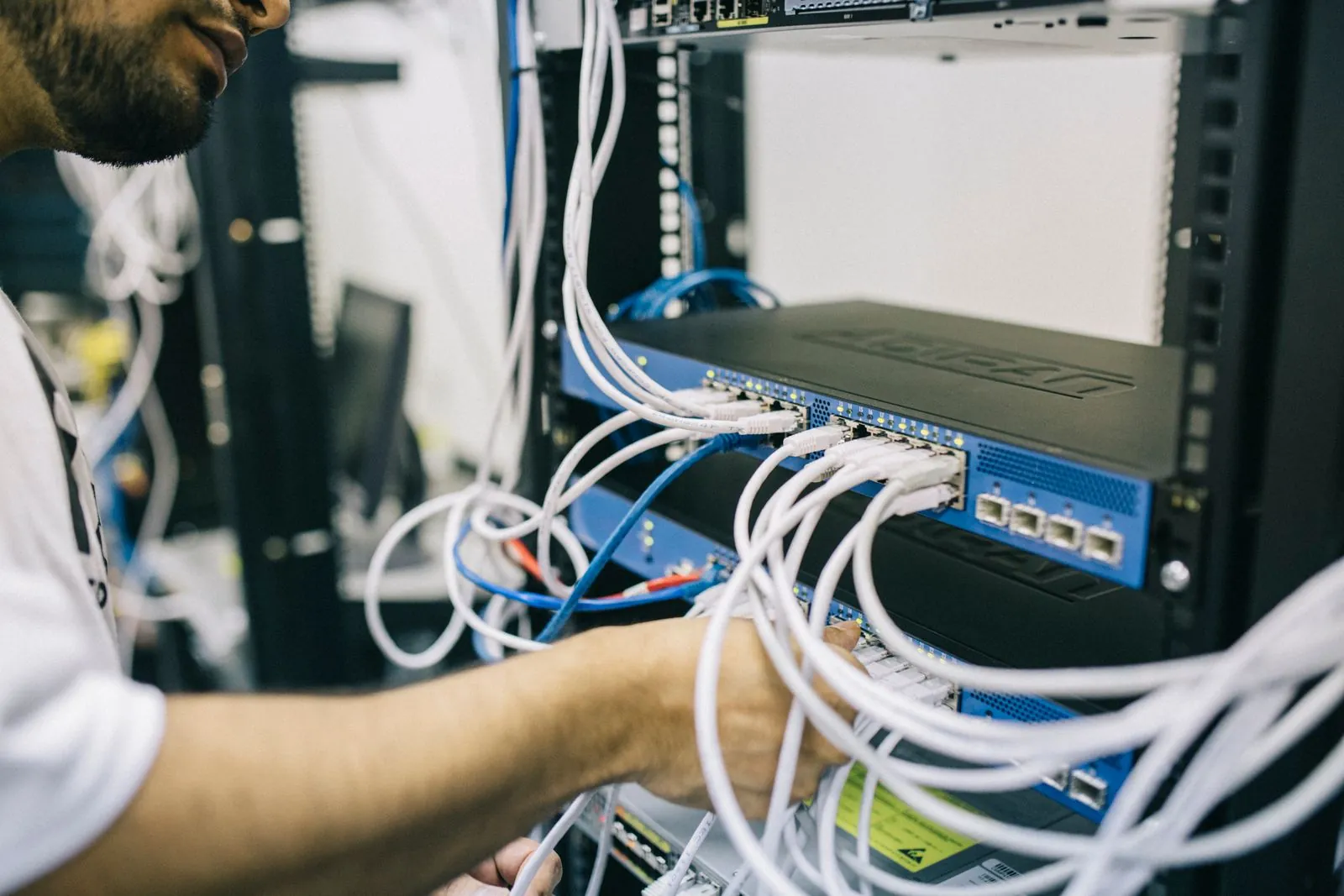 Techniker bei der elektrischen Prüfung