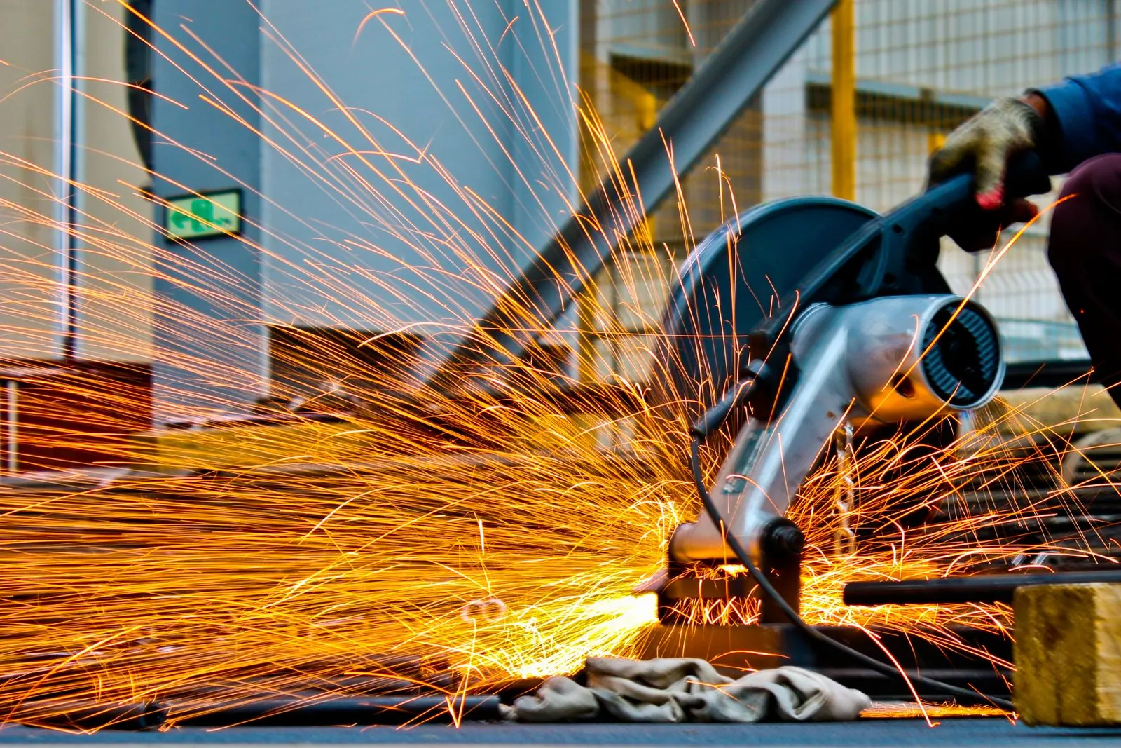 Funkenflug bei der Metallbearbeitung in der Werkstatt