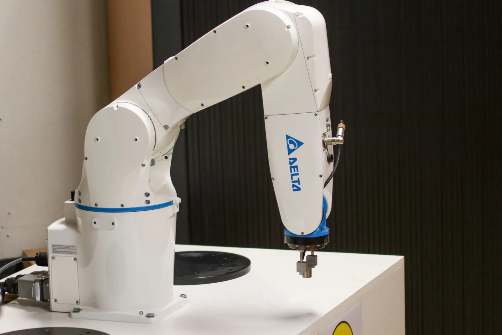Roboterarm in einer automatisierten Fertigungszelle