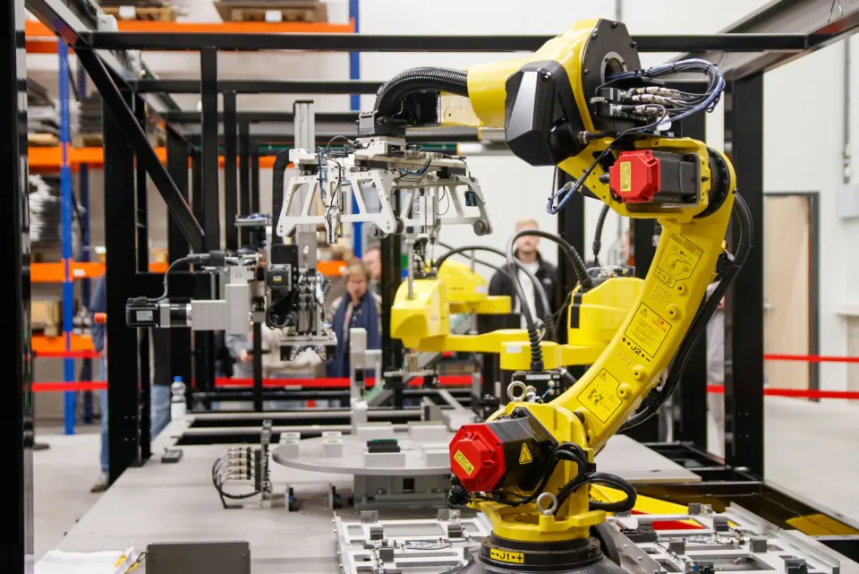 Gelber Industrieroboter in einer Fertigungshalle